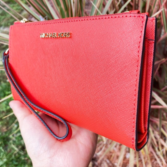 SALE‼️‼️ Michael Kors Phone Wristlet - Picture 6 of 8